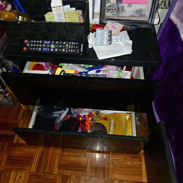 Cama de casal com mesas de cabeceira e 3 CAMISEIROS, Inclui colchão.