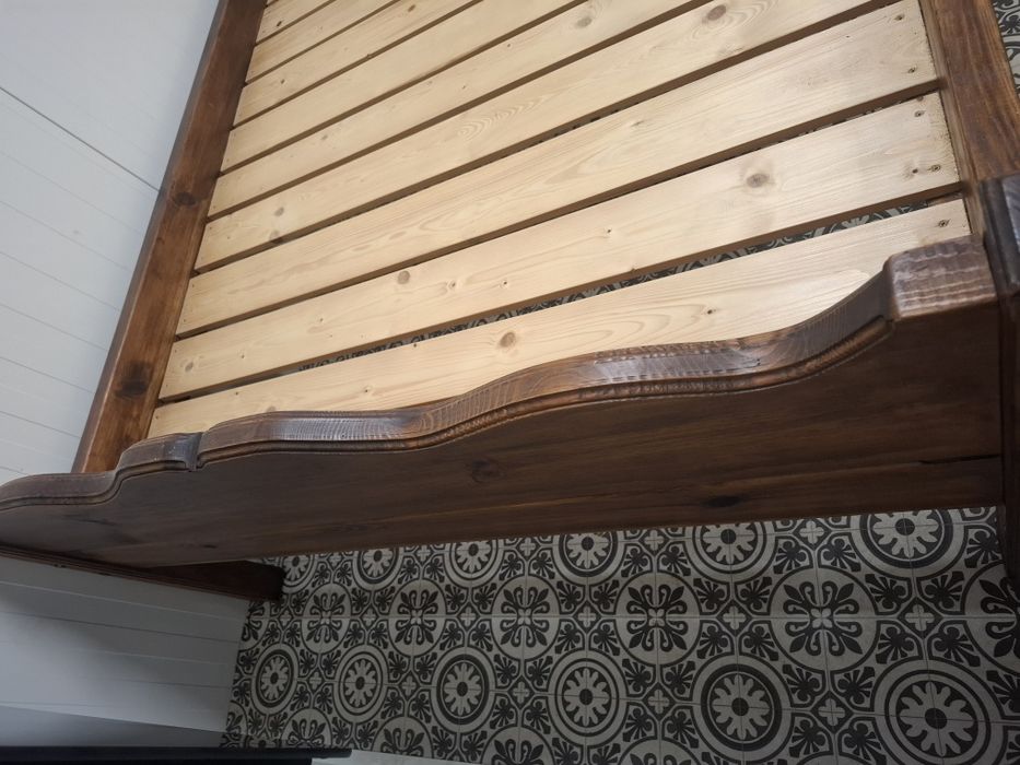 Łóżko sypialniane drewniane robione przez stolarza