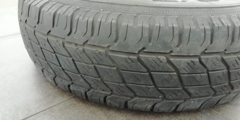 Vendo jante e pneu original Land Rover
