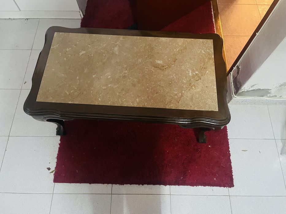 Mobília em madeira de castanheiro