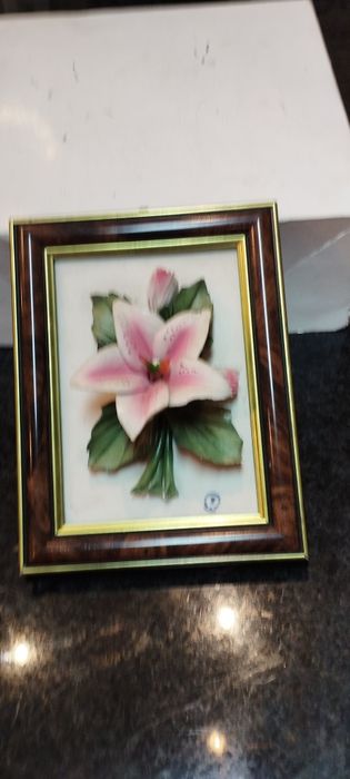 Quadro com flor em alto relevo