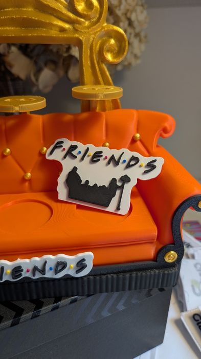 VIP диван для фігурок  "Friends" від McDonald's.