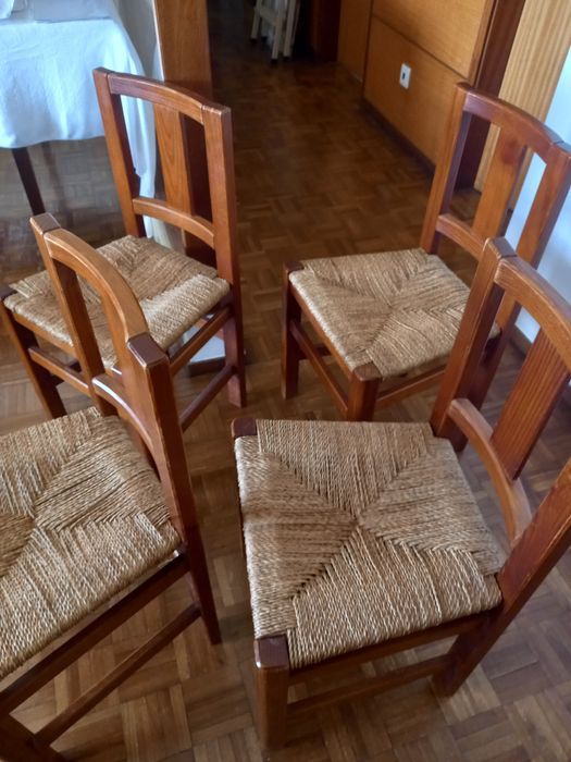 4 Cadeiras em madeira maciça, com assentos amovíveis, feitos em corda