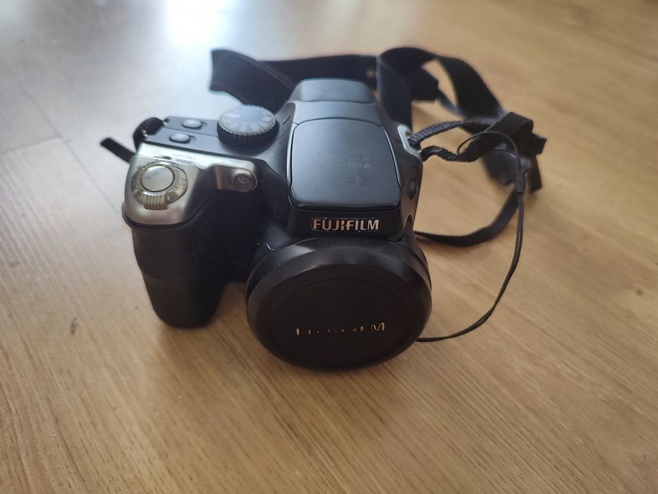 Máquina fotográfica Finepix S8100 (AVARIADA)