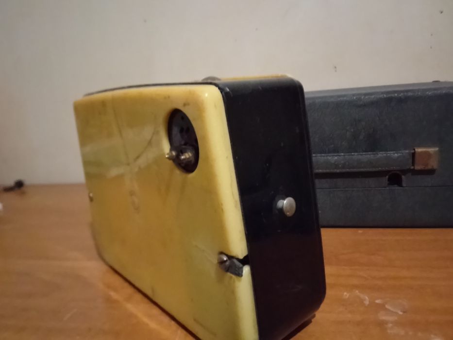 Радио проигрыватель пятидесятых шестидесятых годов рабочий