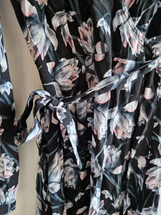 Czarna sukienka w kwiaty Miss Selfridge, rozmiar S, 100% wiskoza