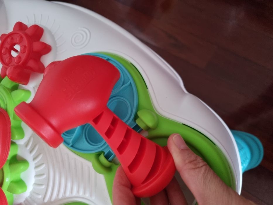 Mesa sensorial de atividades da Clementoni