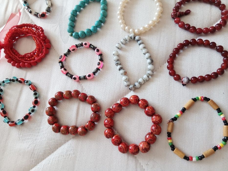 Acessórios: lote de 20 pulseiras diversas