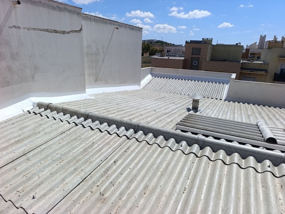 Trabalhos de remodelação, pintura, acabamentos e manutenção.