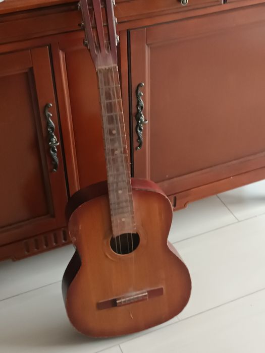 Stara znaleziona na strychu gitara