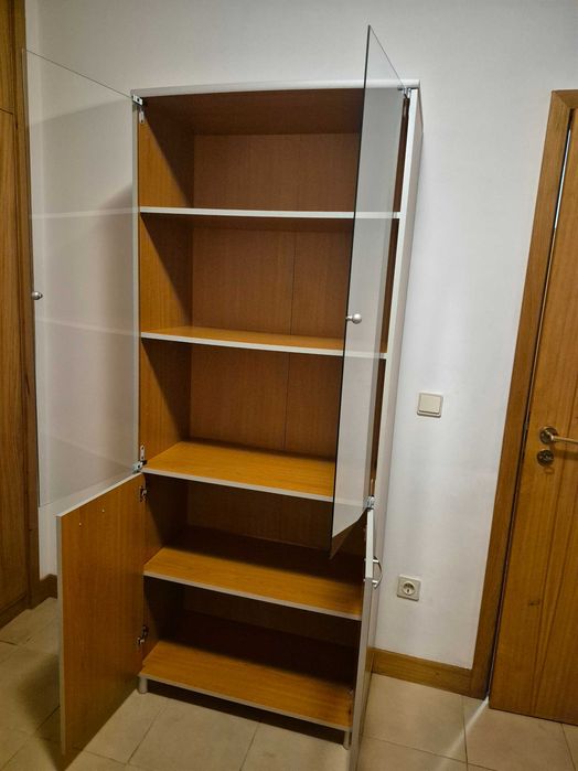 Armário alto com vitrine para livros, bibelots ou arrumação