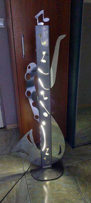 Lampa podłogowa stojąca saksofon