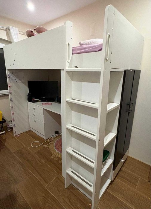 Cama IKEA alta com secretaria e armario