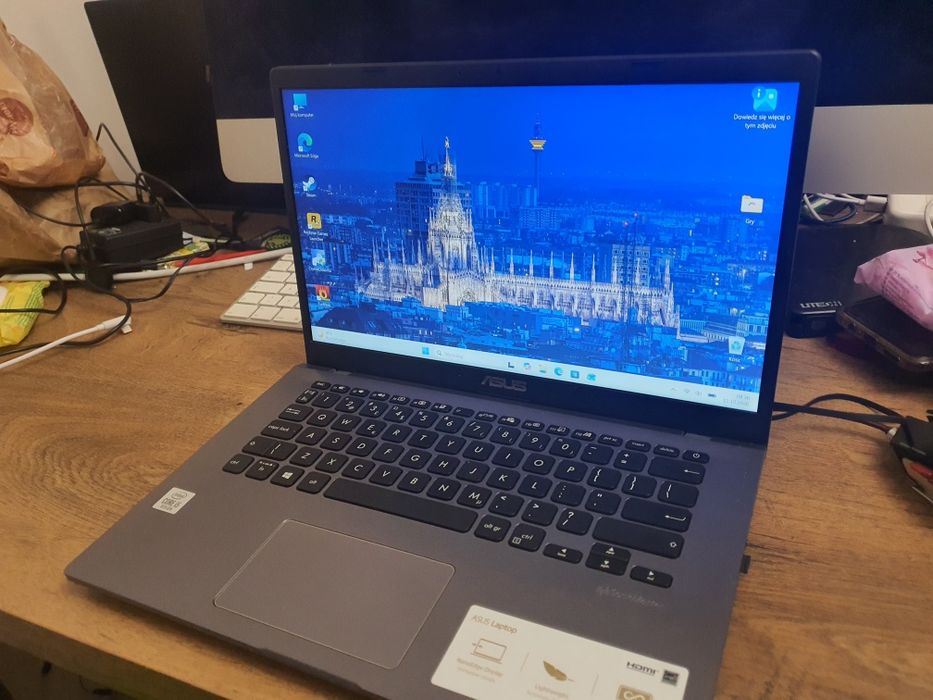 Elegancki nowoczesny laptop do gierek