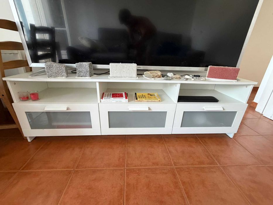 Cama casal e solteiro completos, móveis em geral, sofá, frigorífico