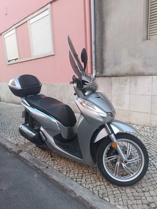 Honda SH300i – Muito bem estimada – 2 chaves