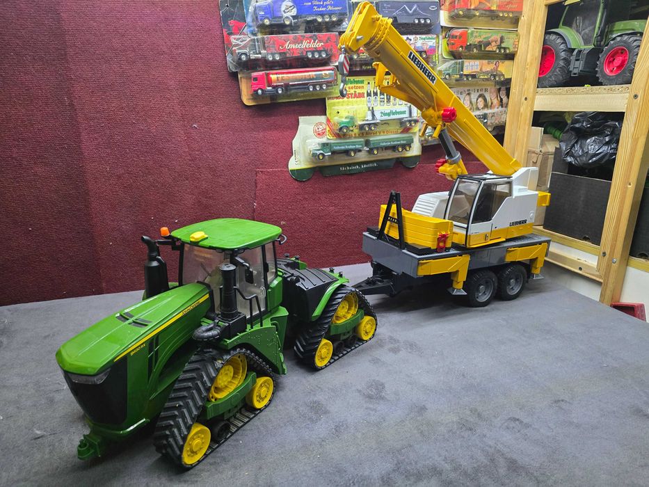 Bruder dźwig Liebherr na przyczepie do traktorów