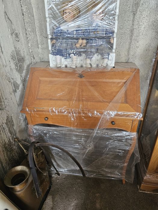 2 cristaleiras+escrivaninha