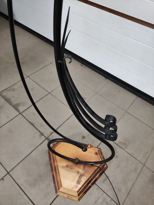 Lampa stojąca ozdobna, drewniana podstawa