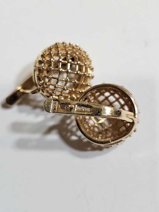 Произведение искусства в золоте.