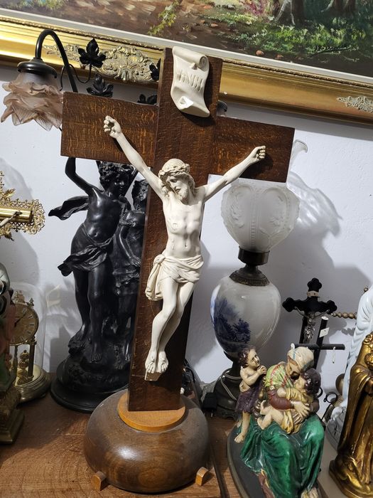 Duży drewniany krzyż 67 cm gipsowa pasyjka