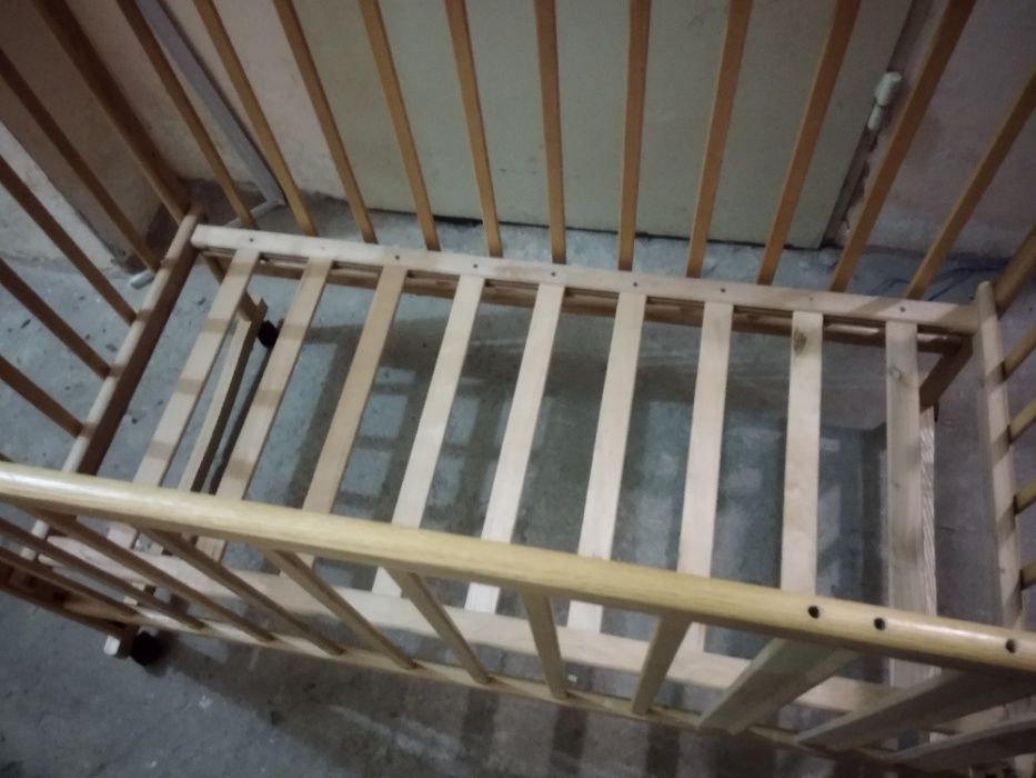 Деревянная  детская кроватка с откидным бортиком