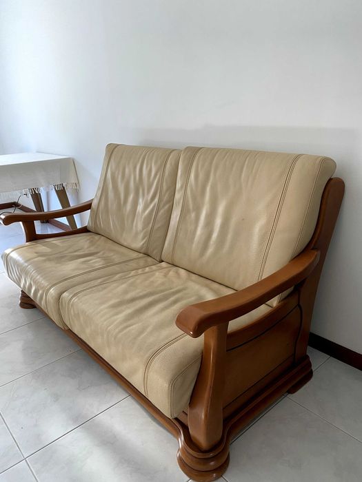 2 sofás em pele beje e madeira