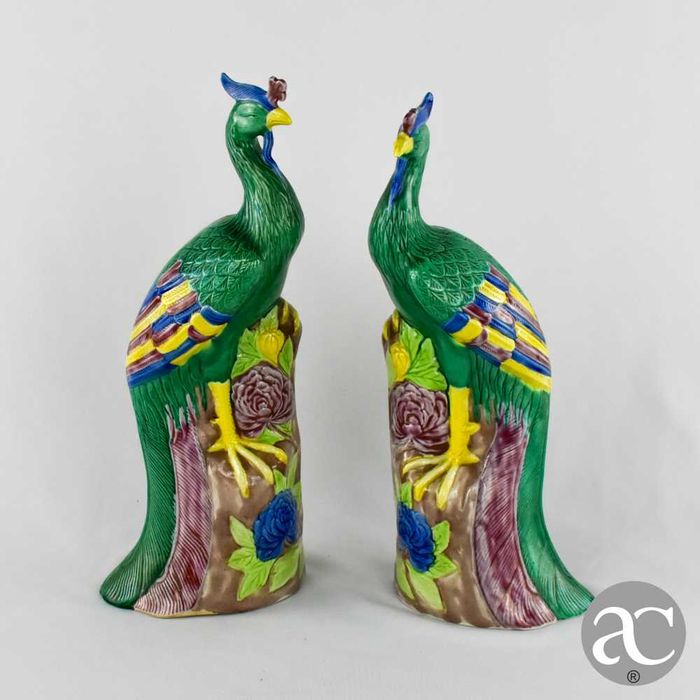 Par de figuras de Fénix (Fenghuang) porcelana da China, policromadas