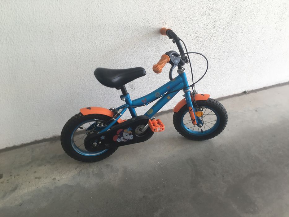 Bicicleta criança azul e laranja com decorações do mickey mouse