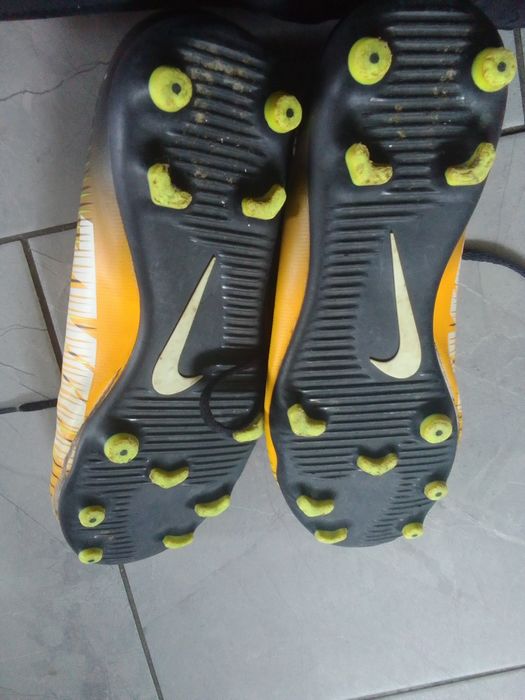 Buty do piłki nożnej r. 38.5