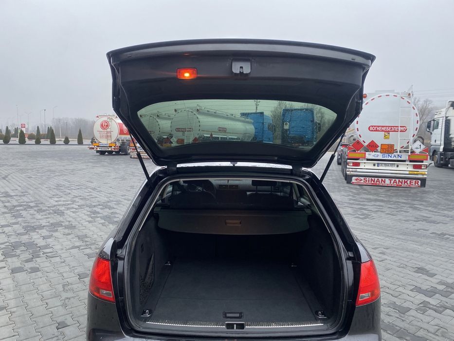 Дуже гарний стан.Колір Сірий.