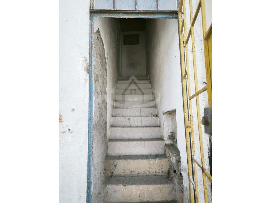 Prédio de 2 pisos para remodelação no Bairro de São João em Camarate