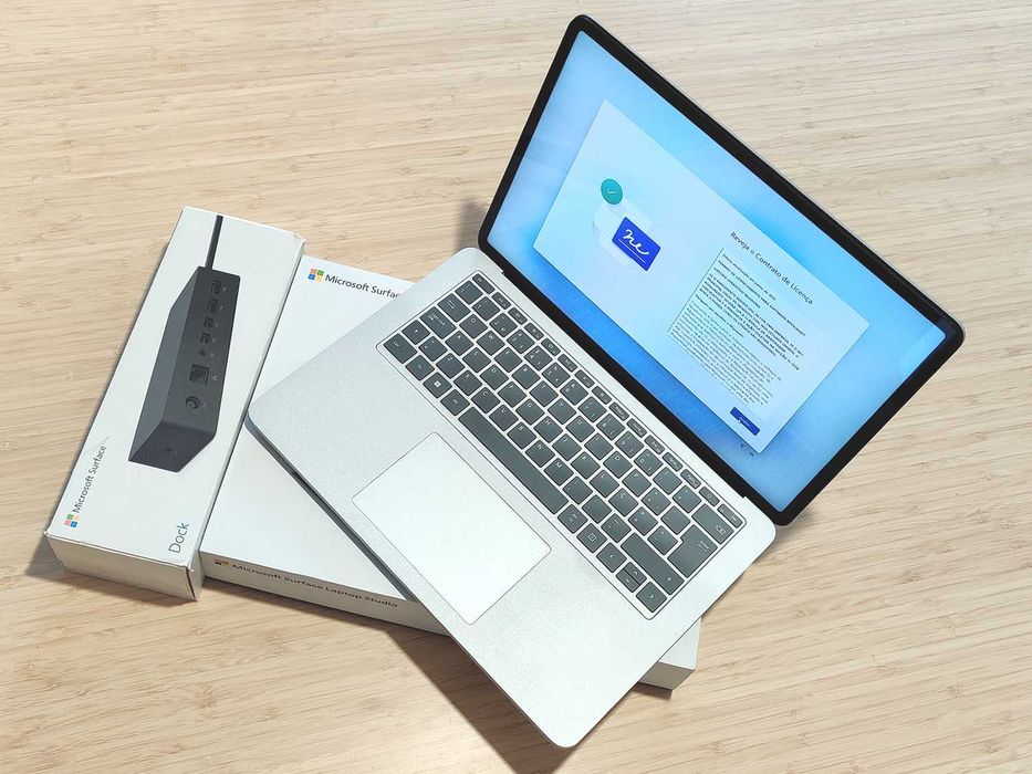 Microsoft Surface Studio + Microsoft Surface Dock (Thunderbolt 4)