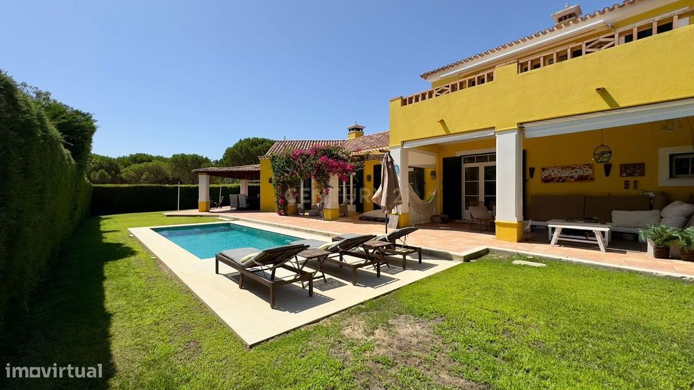 Moradia de Luxo T6 na Quinta do Peru – Condomínio Exclusivo com Golfe,
