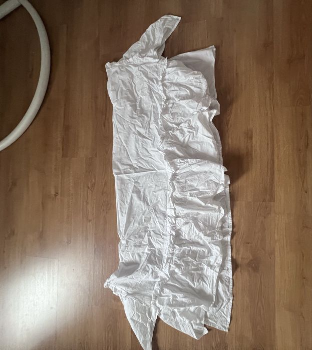 Przescieradło maskujące z falbanką do łóżeczka białe
