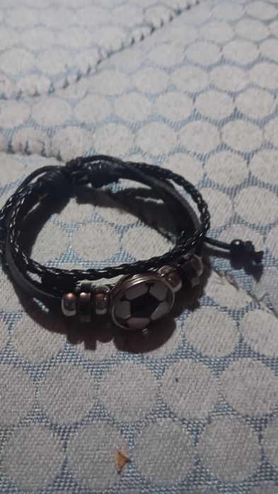 Polseira com um símbolo de bola de fotebol