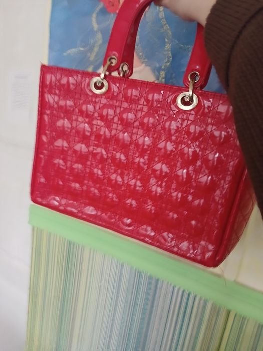 Продам лакову сумку червону