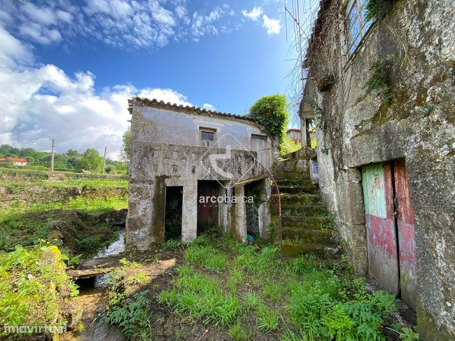 Propriedade com 2 casas para restaurar