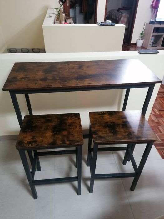 Mesa alta com dois bancos