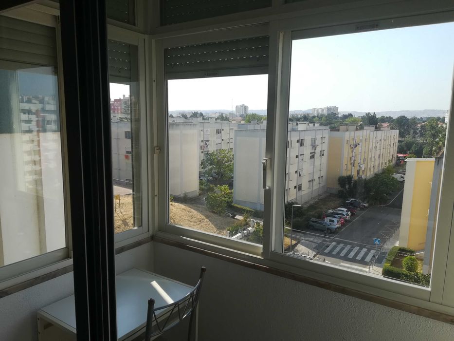Quarto para arrendar - Rua dos Soeiros/Alto dos Moinhos