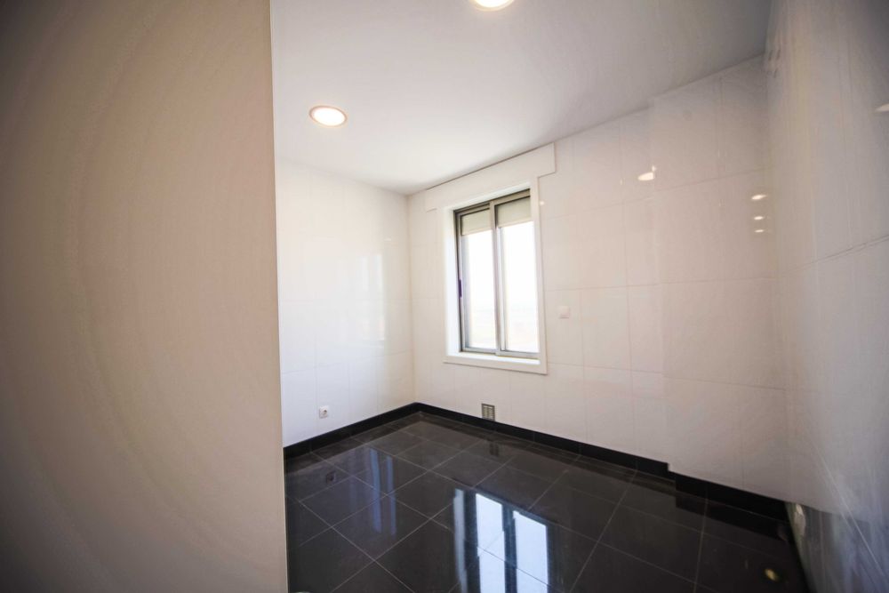 Suite com clauset, casa de banho completa e varanda