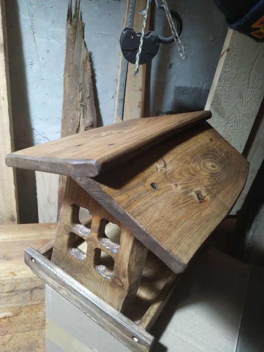 Кормушка,годівниця для птахів.