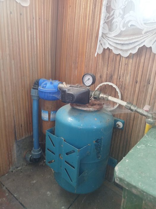 Будинок, ставок, земля біля Карпат, річка, ліс