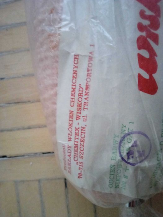 włóczka w kolorze pudrowego różu