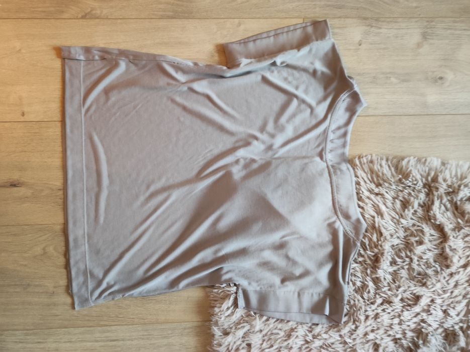 Lekka połyskująca bluzka.