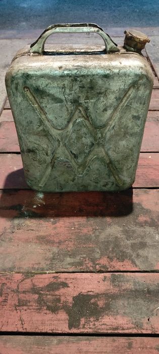 Продам канистры нерж,20л,40л