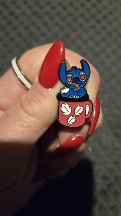 Przypinka Stitch w kubku.