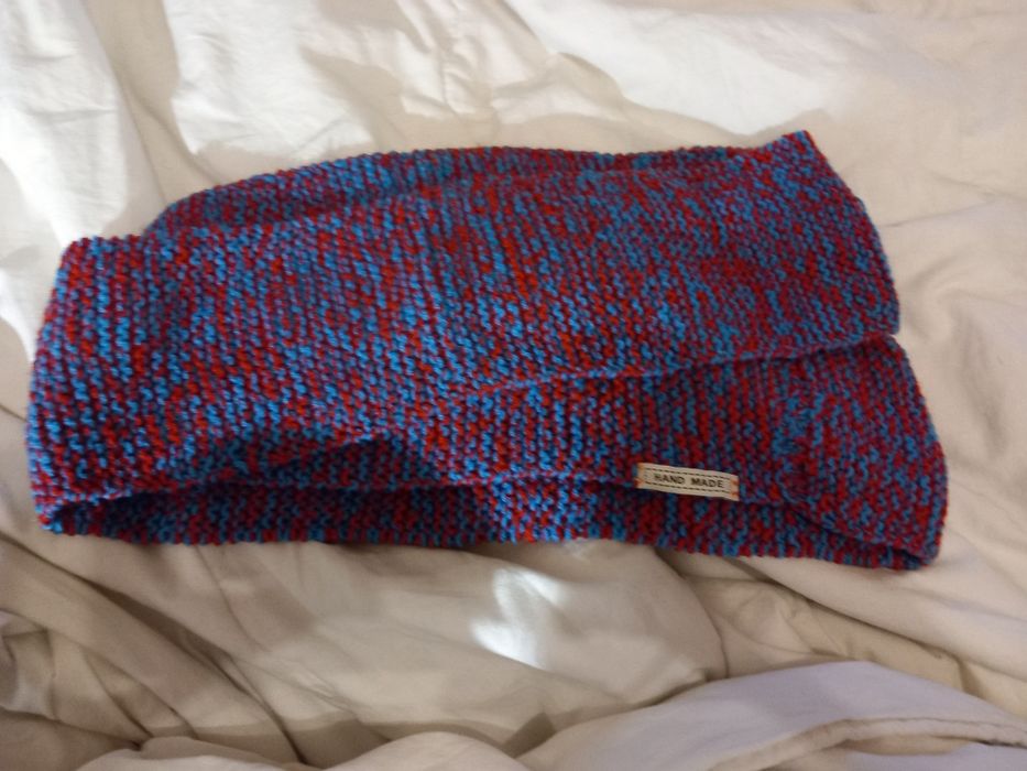 Gola em vermelho e azul