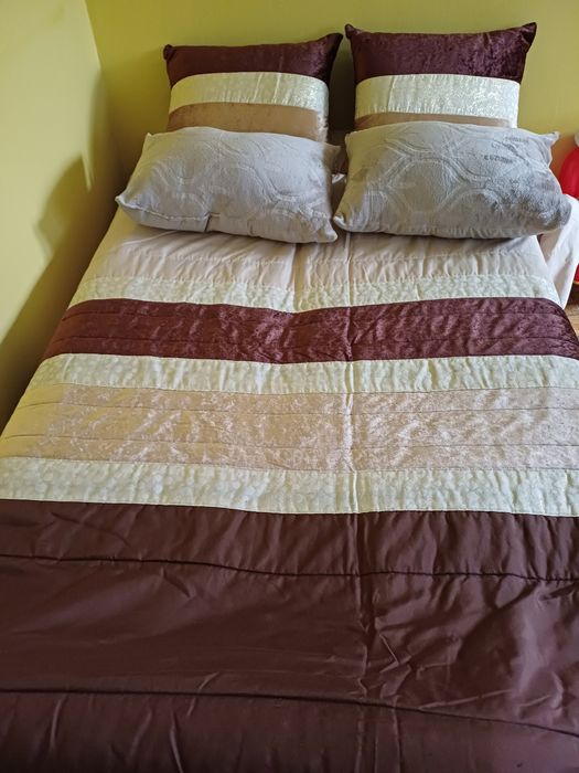 Coberta cama de casal +4 almofadas. 15 euros.