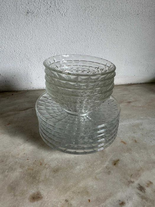 conjunto de taças e pratos em vidro trabalhado